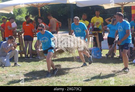 Karlovac, Croatie. 06 juillet 2024. Organisé par l'Association sportive de Kupa, une compétition internationale de jeux de vieux villages, les Jeux Olympiques de Prikup, a eu lieu sur le terrain de jeu de Kasuni le 06 juillet 2024 à Bosiljevo, Croatie. Dix équipes se sont affrontées dans sept disciplines - marcher sur des chaises, transporter du foin, transporter de l'eau, de la corde aux points, lancer des fers à cheval. Photo : Kristina Stedul Fabac/PIXSELL crédit : Pixsell/Alamy Live News Banque D'Images