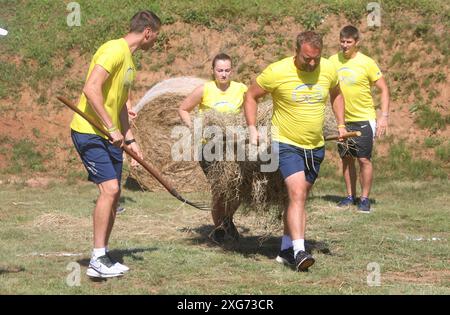 Karlovac, Croatie. 06 juillet 2024. Organisé par l'Association sportive de Kupa, une compétition internationale de jeux de vieux villages, les Jeux Olympiques de Prikup, a eu lieu sur le terrain de jeu de Kasuni le 06 juillet 2024 à Bosiljevo, Croatie. Dix équipes se sont affrontées dans sept disciplines - marcher sur des chaises, transporter du foin, transporter de l'eau, de la corde aux points, lancer des fers à cheval. Photo : Kristina Stedul Fabac/PIXSELL crédit : Pixsell/Alamy Live News Banque D'Images