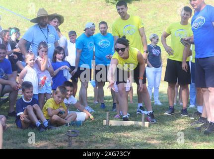 Karlovac, Croatie. 06 juillet 2024. Organisé par l'Association sportive de Kupa, une compétition internationale de jeux de vieux villages, les Jeux Olympiques de Prikup, a eu lieu sur le terrain de jeu de Kasuni le 06 juillet 2024 à Bosiljevo, Croatie. Dix équipes se sont affrontées dans sept disciplines - marcher sur des chaises, transporter du foin, transporter de l'eau, de la corde aux points, lancer des fers à cheval. Photo : Kristina Stedul Fabac/PIXSELL crédit : Pixsell/Alamy Live News Banque D'Images