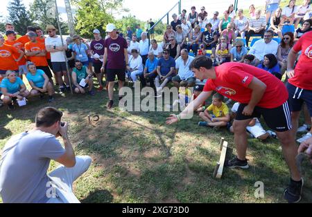 Karlovac, Croatie. 06 juillet 2024. Organisé par l'Association sportive de Kupa, une compétition internationale de jeux de vieux villages, les Jeux Olympiques de Prikup, a eu lieu sur le terrain de jeu de Kasuni le 06 juillet 2024 à Bosiljevo, Croatie. Dix équipes se sont affrontées dans sept disciplines - marcher sur des chaises, transporter du foin, transporter de l'eau, de la corde aux points, lancer des fers à cheval. Photo : Kristina Stedul Fabac/PIXSELL crédit : Pixsell/Alamy Live News Banque D'Images