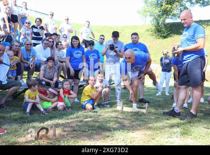 Karlovac, Croatie. 06 juillet 2024. Organisé par l'Association sportive de Kupa, une compétition internationale de jeux de vieux villages, les Jeux Olympiques de Prikup, a eu lieu sur le terrain de jeu de Kasuni le 06 juillet 2024 à Bosiljevo, Croatie. Dix équipes se sont affrontées dans sept disciplines - marcher sur des chaises, transporter du foin, transporter de l'eau, de la corde aux points, lancer des fers à cheval. Photo : Kristina Stedul Fabac/PIXSELL crédit : Pixsell/Alamy Live News Banque D'Images