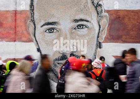 Les spectateurs passent devant une fresque de Lewis Hamilton avant la course au circuit de Silverstone, dans le Northamptonshire. Date de la photo : dimanche 7 juillet 2024. Banque D'Images