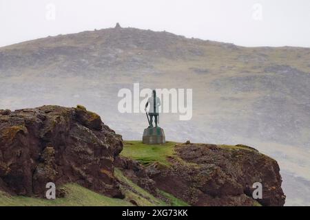 Statue de Leif 'le chanceux' Eriksson dans le village de Qassiarsuk au Groenland, samedi 6 juillet 2024. Leif Eriksson était le fils d'Erik le Rouge, qui fut l'un des premiers Normands au Groenland. Qassiarsuk compte 65 habitants et est situé en face de Narsarsuaq de l'autre côté du fjord Tunulliarfik. Le couple royal visite officiellement le Groenland du 29 juin au 6 juillet 2024. La visite commence dans la baie de Disko et le couple royal voyage ensuite avec Dannebrog vers le sud le long de la côte ouest du Groenland. (Photo : IDA Marie Odgaard/Ritzau Scanpix) Banque D'Images