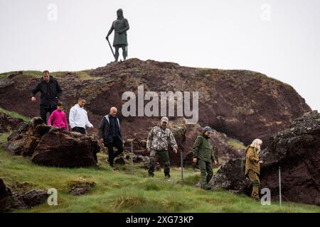 Le couple royal regarde une statue de Leif 'le chanceux' Eriksson lors de leur visite au village de Qassiarsuk au Groenland, samedi 6 juillet 2024. Leif Eriksson était le fils d'Erik le Rouge, qui fut l'un des premiers colons nordiques au Groenland. Qassiarsuk compte 65 habitants et est situé en face de Narsarsuaq de l'autre côté du fjord Tunulliarfik. Le couple royal visite officiellement le Groenland dans les jours du 29 juin au 6 juillet 2024. La visite commence dans la baie de Disko et le couple royal voyage ensuite avec Dannebrog vers le sud le long de la côte ouest du Groenland. (Photo : IDA Marie Odgaard Banque D'Images
