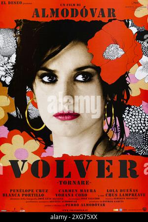 Volver (2006) réalisé par Pedro Almodóvar avec Penélope Cruz, Carmen Maura et Lola Dueñas. Comédie espagnole sur une mère qui retourne dans sa ville natale après sa mort pour régler les situations qu'elle n'a pas pu résoudre de sa vie. Photographie d'une affiche originale espagnole d'une feuille de 2006. ***USAGE ÉDITORIAL SEULEMENT*** crédit : BFA / Warner Bros Banque D'Images