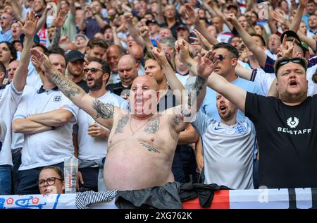 Düsseldorf, Allemagne. 6 juillet 2024,06 Juil 2024 - Angleterre v Suisse - Championnats de l'UEFA Euro 2024 - quart de finale - Düsseldorf. Fans de l'Angleterre pendant le match contre la Suisse. Image : Mark pain / Alamy Live News Banque D'Images