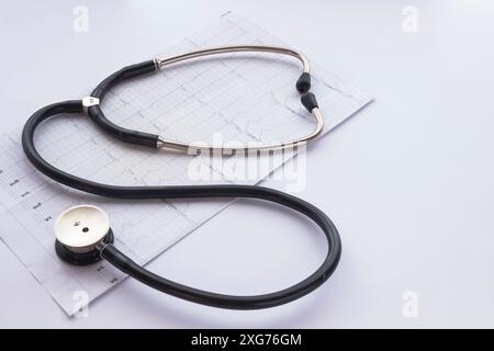 Stéthoscope, cardiogramme et image du coeur sur fond clair Banque D'Images