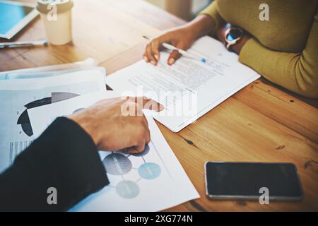 Mains d'affaires, paperasse et travail d'équipe en réunion avec le contrat, résumé et description de poste pour accord. Personnes dans les ressources humaines avec signature Banque D'Images