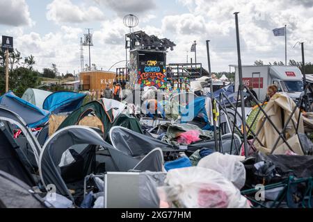 Danemark. 07 juillet 2024. Nettoyage après le Festival de Roskilde de cette année, dimanche 7 juillet 2024. (Photo : Emil Nicolai Helms/Scanpix 2024) crédit : Ritzau/Alamy Live News Banque D'Images