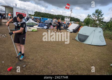 Danemark. 07 juillet 2024. Nettoyage après le Festival de Roskilde de cette année, dimanche 7 juillet 2024. (Photo : Emil Nicolai Helms/Scanpix 2024) crédit : Ritzau/Alamy Live News Banque D'Images