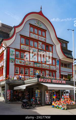 Appenzell est le village suisse traditionnel célèbre pour ses maisons pittoresques aux façades peintes. Appenzell Innerrhoden est situé dans le nord-est de Switze Banque D'Images