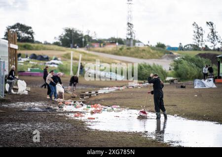 Danemark. 07 juillet 2024. Nettoyage après le Festival de Roskilde de cette année, dimanche 7 juillet 2024. (Photo : Emil Nicolai Helms/Scanpix 2024) crédit : Ritzau/Alamy Live News Banque D'Images