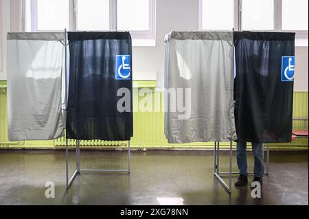 Paris, France. 7 juillet 2024. Un électeur vote dans un bureau de vote à Paris, France, le 7 juillet 2024. Le deuxième tour décisif des élections législatives anticipées en France a débuté dimanche en France métropolitaine pour permettre aux électeurs d'élire les 501 membres restants des 577 sièges de l'Assemblée nationale française. Crédit : Julien Mattia/Xinhua/Alamy Live News Banque D'Images