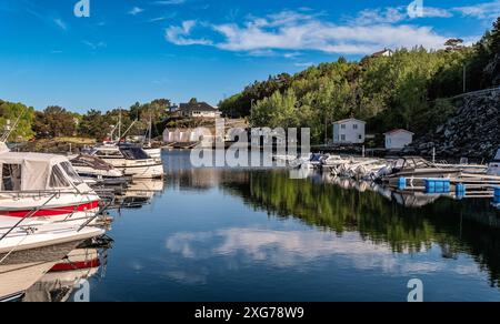 Port de fjord sur Boemlo dans l'archipel norvégien fjordland, Norvège Banque D'Images
