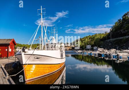 Port de fjord sur Boemlo dans l'archipel norvégien fjordland, Norvège Banque D'Images