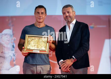 Vico Equense, Italie. 6 juillet 2024. FESTIVAL DU FILM SOCIAL MONDIAL 2024. Du 30 juin au 07 juillet 2024 à Vico Equense-Italie. Matteo Garrone, le réalisateur nominé aux Oscars d’IO Capitano, reçoit le prix « Golden Spike » en tant que réalisateur de l’année. 06 juillet 2024. Crédit : Andrea Guli/Alamy Live News Banque D'Images