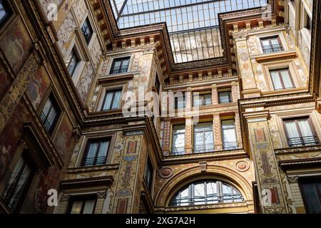 ROME, ITALIE, 15 février 2023. Passage de la Galleria Sciarra avec des façades ornées de fresques. Le plus ancien centre commercial de Rome. Belle architecture avec allegori Banque D'Images