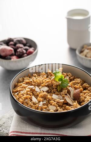 Granola maison croustillant avec des amandes tranchées dans un bol. Nourriture saine Banque D'Images