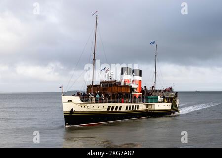 Le bateau à aubes Waverley, le dernier bateau à aubes en mer au monde, approche de Penarth Pier, près de Cardiff. Banque D'Images