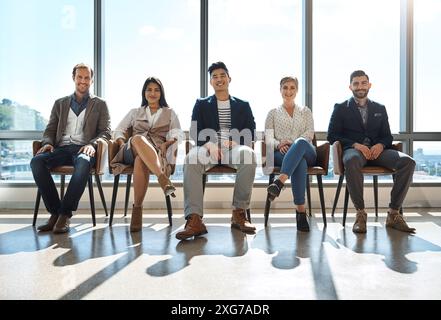 Portrait, personnes et salle d'attente pour entrevue en milieu de travail, nous embauchons et processus d'emploi. Groupe, unité et candidats au recrutement Banque D'Images