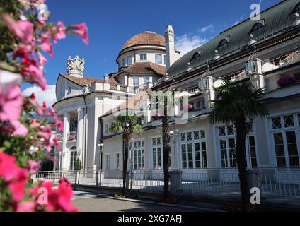 Meran, Südtirol, Italien 05. Juillet 2024 : hier der Blick in Meran, Merano, Kurstadt auf das bekannte Kurhaus an der Kurpromenade, Wahrzeichen, links Blumen, Blumenschmuck Tourismus, Hochburg, hotspot, wandern, spazieren, flanieren, gut Essen, Shoppen *** Merano, Tyrol du Sud, Italie 05 juillet 2024 ici la vue à Merano, Meran, ville thermale sur la célèbre Kurhaus sur la promenade thermale, point de repère, fleurs gauches, arrangements floraux tourisme, forteresse, hotspot, randonnée, marche, promenade, bonne nourriture, shopping Banque D'Images