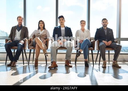 Portrait, personnes et salle d'attente pour entrevue au bureau, nous embauchons et processus d'emploi. Ensemble, unité et candidats au recrutement Banque D'Images