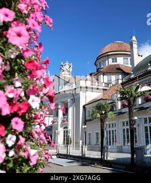 Meran, Südtirol, Italien 05. Juillet 2024 : hier der Blick in Meran, Merano, Kurstadt auf das bekannte Kurhaus an der Kurpromenade, Wahrzeichen, links Blumen, Blumenschmuck Tourismus, Hochburg, hotspot, wandern, spazieren, flanieren, gut Essen, Shoppen *** Merano, Tyrol du Sud, Italie 05 juillet 2024 ici la vue à Merano, Meran, ville thermale sur la célèbre Kurhaus sur la promenade thermale, point de repère, fleurs gauches, arrangements floraux tourisme, forteresse, hotspot, randonnée, marche, promenade, bonne nourriture, shopping Banque D'Images