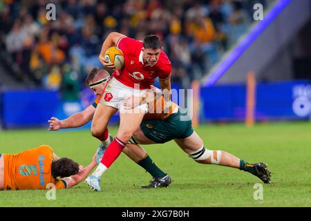 Owen Watkin, du pays de Galles, est attaqué lors du match international de rugby masculin opposant l'Australie et le pays de Galles au stade Allianz le 6 juillet 2024 à Sydn Banque D'Images