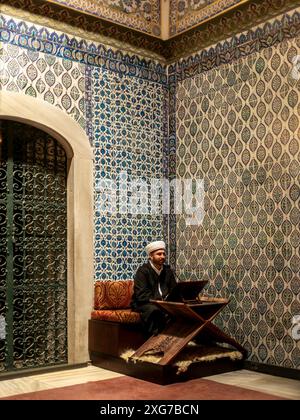 Istanbul, Turquie - 31 mai 2024 : Imam récite le Coran dans la chambre privée du palais de Topkapı Banque D'Images