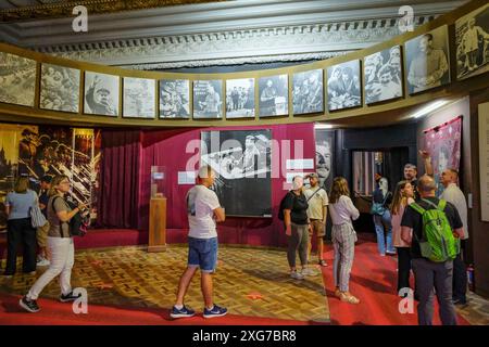 Gori, Géorgie - 3 juillet 2024 : touristes visitant le Musée Joseph Staline qui est dédié à la vie de Joseph Staline est situé à Gori, Géorgie. Banque D'Images