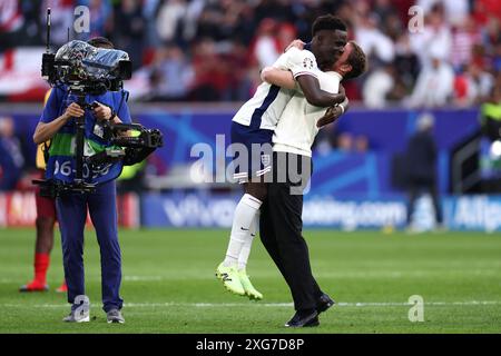 Dusseldorf, Allemagne. 06 juillet 2024. L'Anglais Bukayo Saka (G) célèbre avec Gareth Southgate, entraîneur-chef de l'Angleterre (d) à la fin du match de quart de finale de l'UEFA Euro 2024 entre l'Angleterre et la Suisse à l'Arena Dusseldorf le 6 juillet 2024 à Dusseldorf, en Allemagne. Crédit : Marco Canoniero/Alamy Live News Banque D'Images