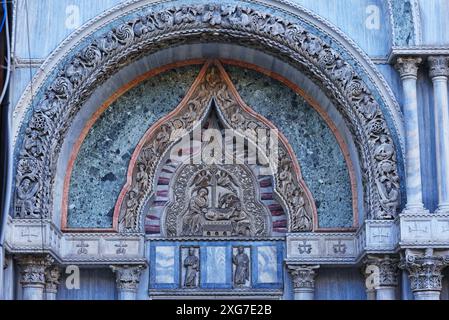 Basilique Saint-Marc, sculptures, lunette, colonnes de marbre, Détails en gros plan Banque D'Images