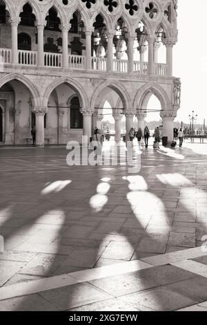 Venise, Italie, colonnades du Palais des Doges à l'aube projetant des ombres en dentelle douce de la pierre sculptée de la façade des bâtiments à Pizzetta San Marco Banque D'Images