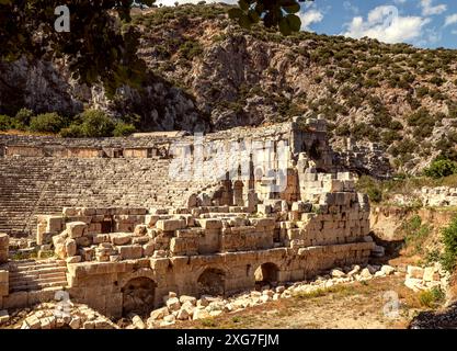 Myra Ancient City est particulièrement célèbre pour ses tombes rupestres de la période lycienne, théâtre de la période romaine et la période byzantine comprenant l'église Nicolas (Santa Claus). Banque D'Images