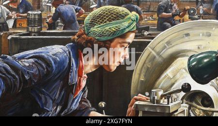 Un jeune ouvrier d'usine en salopette bleue est représenté au travail sur un tour industriel, coupant et tournant la pièce de la bague de culasse d'un canon antiaérien Bofors. D'autres ouvriers d'usine sont visibles en arrière-plan. Ruby Loftus vissant une bague de culasse (1943) Laura Knight Banque D'Images