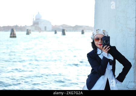 Un glamour bien habillé à Punta della Dogana vue sur le Bacino di San Marco à San Giorgio Maggiore Banque D'Images