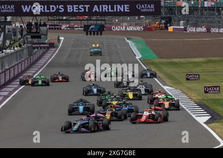 01 MARTINS Victor (fra), ART Grand Prix, Dallara F2 2024, 03 BEARMAN Oliver (gbr), Prema Racing, Dallara F2 2024, 20 HADJAR Isack (fra), Campos Racing, Dallara F2 2024, action, départ, départ, lors de la 8ème manche du Championnat FIA de formule 2 2024 du 5 au 7 juillet 2024 sur le circuit de Silverstone, à Silverstone, au Royaume-Uni Banque D'Images