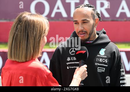 7 juillet 2024 ; circuit de Silverstone, Northamptonshire, Angleterre : formule 1 2024 Qatar Airways British F1 Grand Prix ; jour de la course : Lewis Hamilton de Mercedes est interviewé par Natalie Pinkham de Sky Sports Banque D'Images