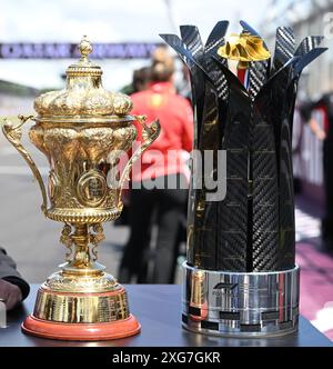 7 juillet 2024 ; circuit de Silverstone, Northamptonshire, Angleterre : formule 1 2024 Qatar Airways British F1 Grand Prix ; Race Day : les trophées du Grand Prix britannique exposés avant le Grand Prix Banque D'Images
