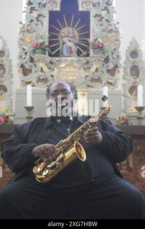 Der amerikanische Jazz-saxophoniste Darius Jones in der Monheimer Marienkapelle beim Monheim Triennale prequel. Le saxophoniste de jazz américain Darius Jones à Monheim s offre Mary s Chapel au Monheim Triennale prequel. Monheim am Rhein NRW DEUDEGERMANYDEUTSCHLANDALLEMAGNE Banque D'Images