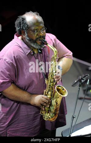 Der amerikanische Jazz-saxophoniste Darius Jones beim Monheim Triennale Prequel. Le saxophoniste de jazz américain Darius Jones au préquel de la Triennale de Monheim. Monheim am Rhein NRW DEUDEGERMANYDEUTSCHLANDALLEMAGNE Banque D'Images