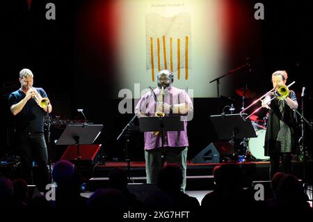 Der amerikanische Jazz-trompeter Peter Evans mit dem Altsaxophonisten Darius Jones und der Posaunistin Shannon Barnett beim Monheim Triennale prequel. Le trompettiste de jazz américain Peter Evans avec le saxophoniste alto Darius Jones et la tromboniste Shannon Barnett au préquel de la Triennale de Monheim. Monheim am Rhein NRW DEUDEGERMANYDEUTSCHLANDALLEMAGNE Banque D'Images