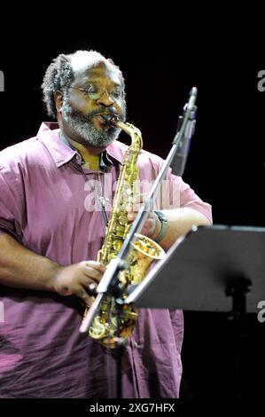 Der amerikanische Jazz-saxophoniste Darius Jones beim Monheim Triennale Prequel. Le saxophoniste de jazz américain Darius Jones au préquel de la Triennale de Monheim. Monheim am Rhein NRW DEUDEGERMANYDEUTSCHLANDALLEMAGNE Banque D'Images