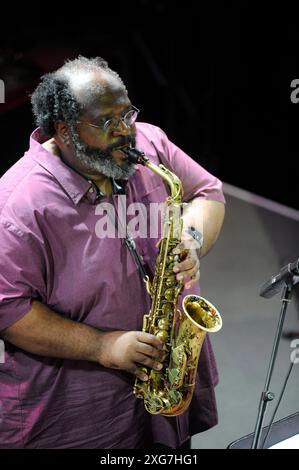 Der amerikanische Jazz-saxophoniste Darius Jones beim Monheim Triennale Prequel. Le saxophoniste de jazz américain Darius Jones au préquel de la Triennale de Monheim. Monheim am Rhein NRW DEUDEGERMANYDEUTSCHLANDALLEMAGNE Banque D'Images