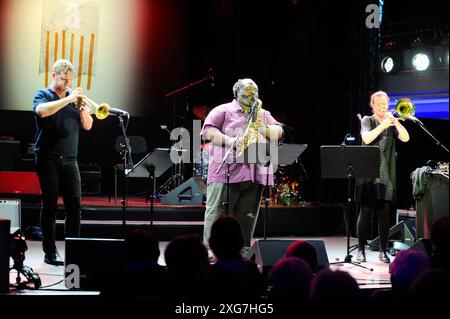 Der amerikanische Jazz-trompeter Peter Evans mit dem Altsaxophonisten Darius Jones und der Posaunistin Shannon Barnett beim Monheim Triennale prequel. Le trompettiste de jazz américain Peter Evans avec le saxophoniste alto Darius Jones et la tromboniste Shannon Barnett au préquel de la Triennale de Monheim. Monheim am Rhein NRW DEUDEGERMANYDEUTSCHLANDALLEMAGNE Banque D'Images