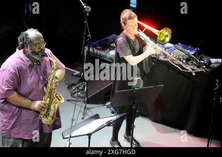 Der amerikanische Jazz-saxophoniste Darius Jones mit der Posaunistin Shannon Barnett beim Monheim Triennale prequel. Le saxophoniste de jazz américain Darius Jones avec la tromboniste Shannon Barnett au préquel de la Triennale de Monheim. Monheim am Rhein NRW DEUDEGERMANYDEUTSCHLANDALLEMAGNE Banque D'Images