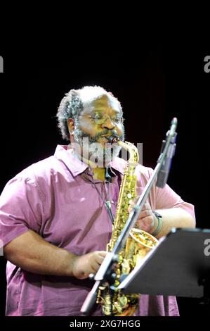 Der amerikanische Jazz-saxophoniste Darius Jones beim Monheim Triennale Prequel. Le saxophoniste de jazz américain Darius Jones au préquel de la Triennale de Monheim. Monheim am Rhein NRW DEUDEGERMANYDEUTSCHLANDALLEMAGNE Banque D'Images