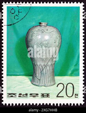 CORÉE DU NORD - VERS 1977 : un timbre imprimé en Corée du Nord à partir de l'émission de 'porcelaine coréenne' montre un vase céladon, dynastie Koryo Banque D'Images