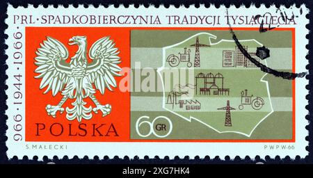 POLOGNE - VERS 1966 : un timbre imprimé en Pologne à partir de l'émission du millénaire polonais montre l'aigle polonais et des symboles agricoles et industriels Banque D'Images