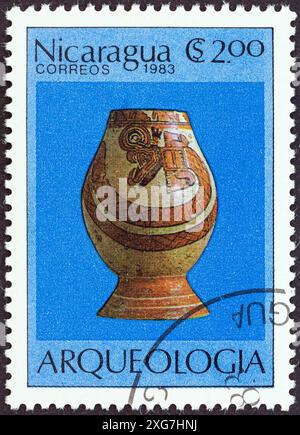 NICARAGUA - VERS 1983 : un timbre imprimé au Nicaragua à partir de l'émission des « découvertes archéologiques » montre vase avec motif serpent Banque D'Images